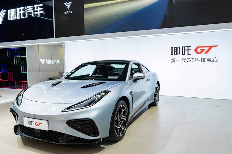 惠州181哪吒汽车在智能汽车领域的表现，领途汽车在新能源汽车市场中的影响力